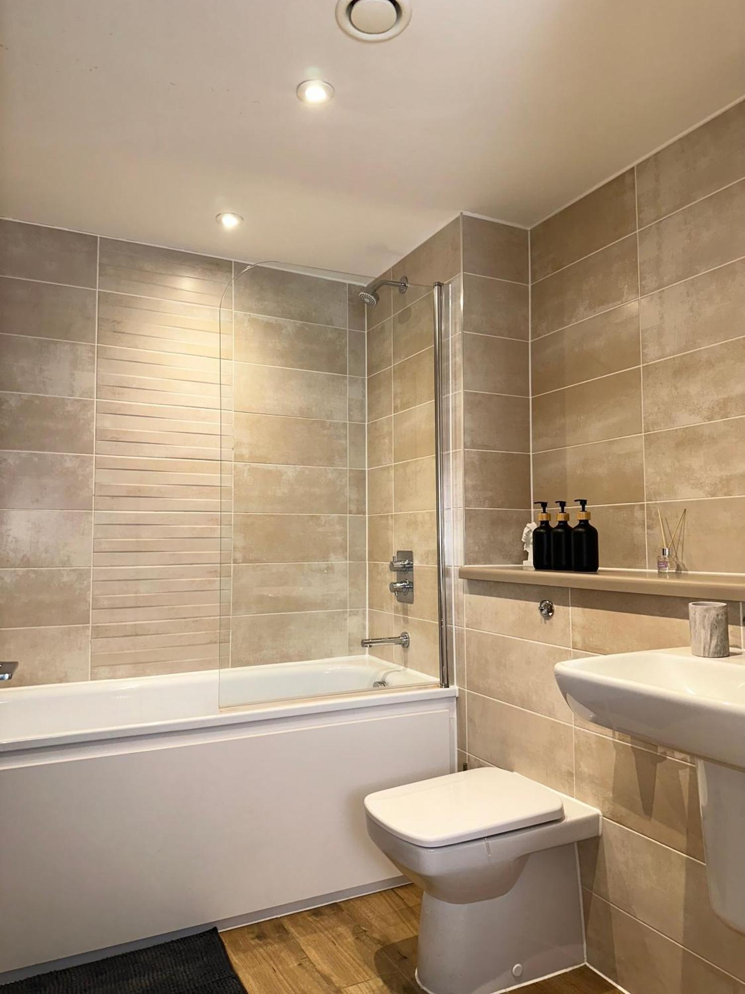 Luxury 2-Bed High-Rise In Manchester With Parking ภายนอก รูปภาพ