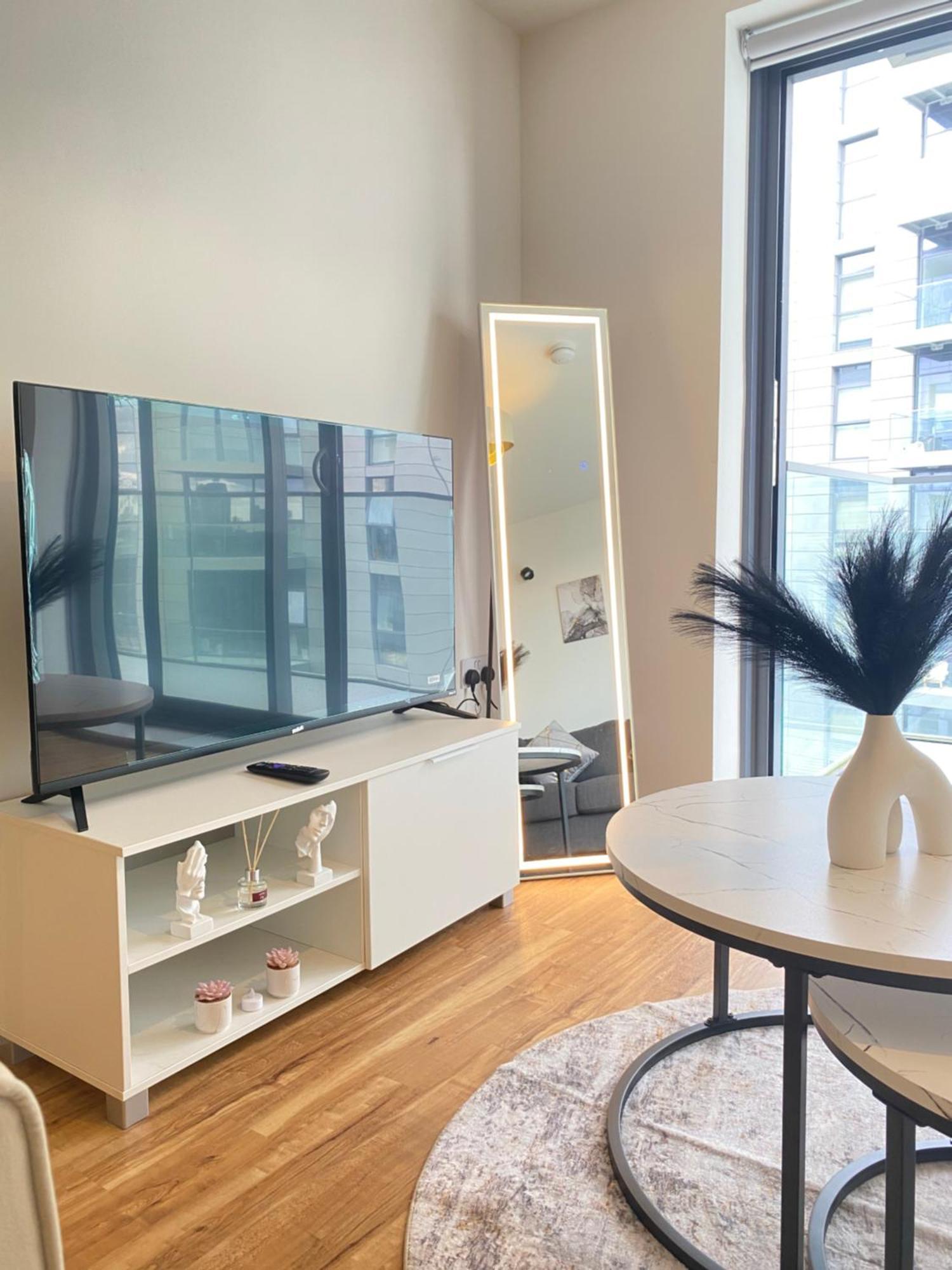 Luxury 2-Bed High-Rise In Manchester With Parking ภายนอก รูปภาพ